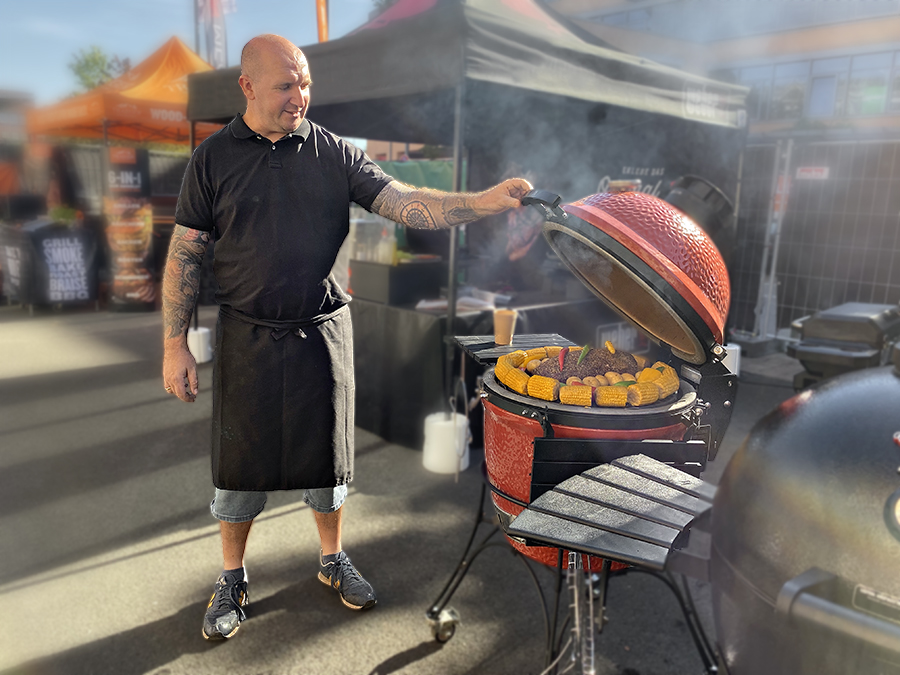 Denny von DKBBQ erklärt am Grill