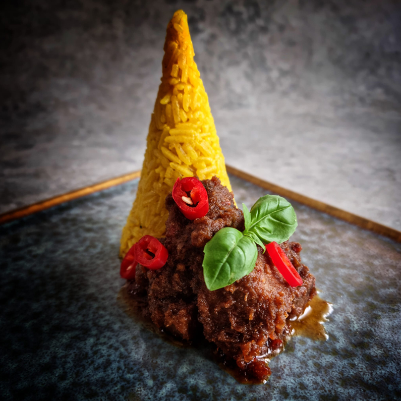 Rindfleisch Rendang mit gelbem Reis